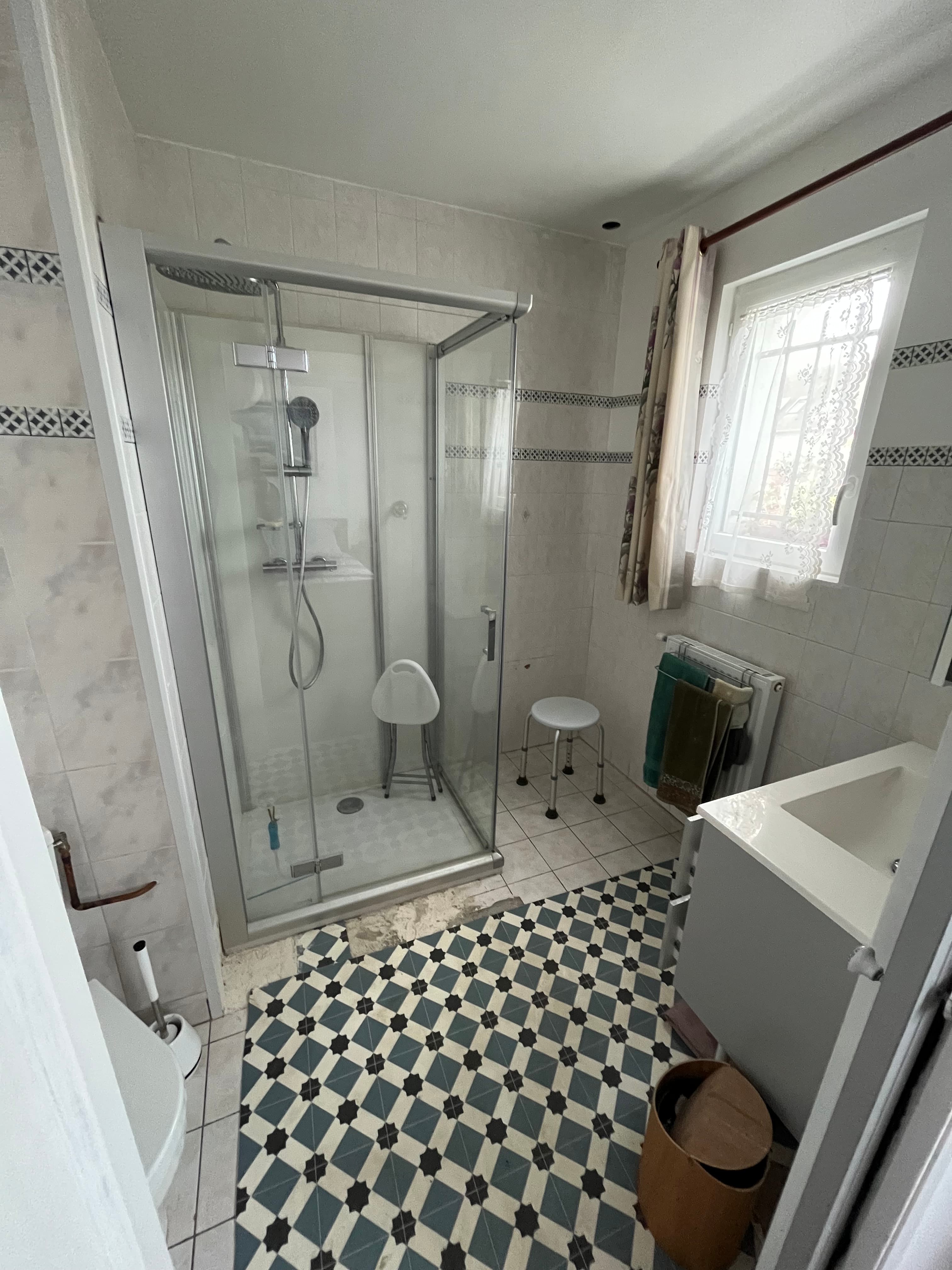 Avant travaux, ancienne salle de bain avec baignoire : réalisation 6, Douche sécurisée senior sur mesure