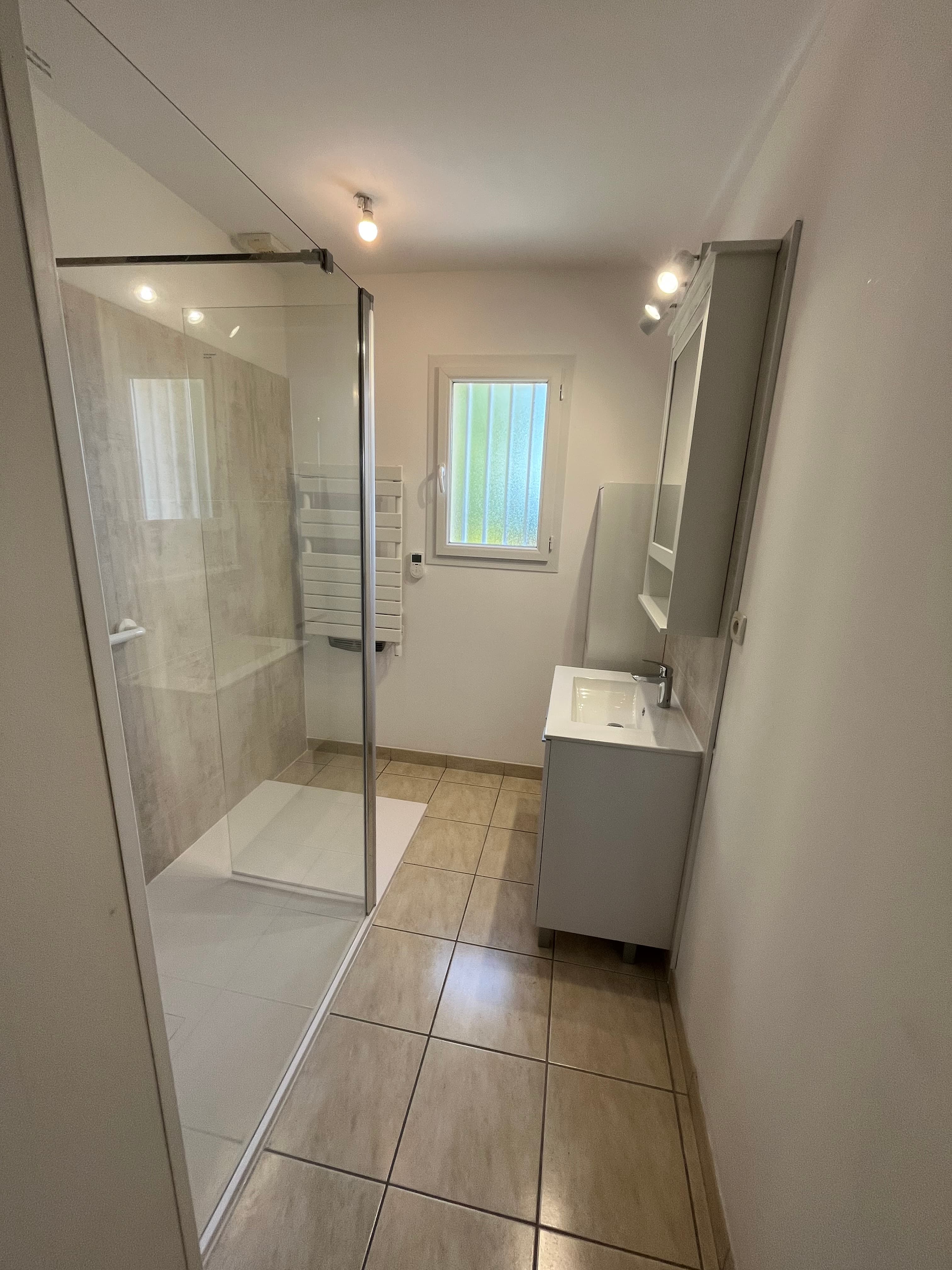 Après travaux, douche sécurisée de plain-pied : réalisation 7, Douche sécurisée senior sur mesure