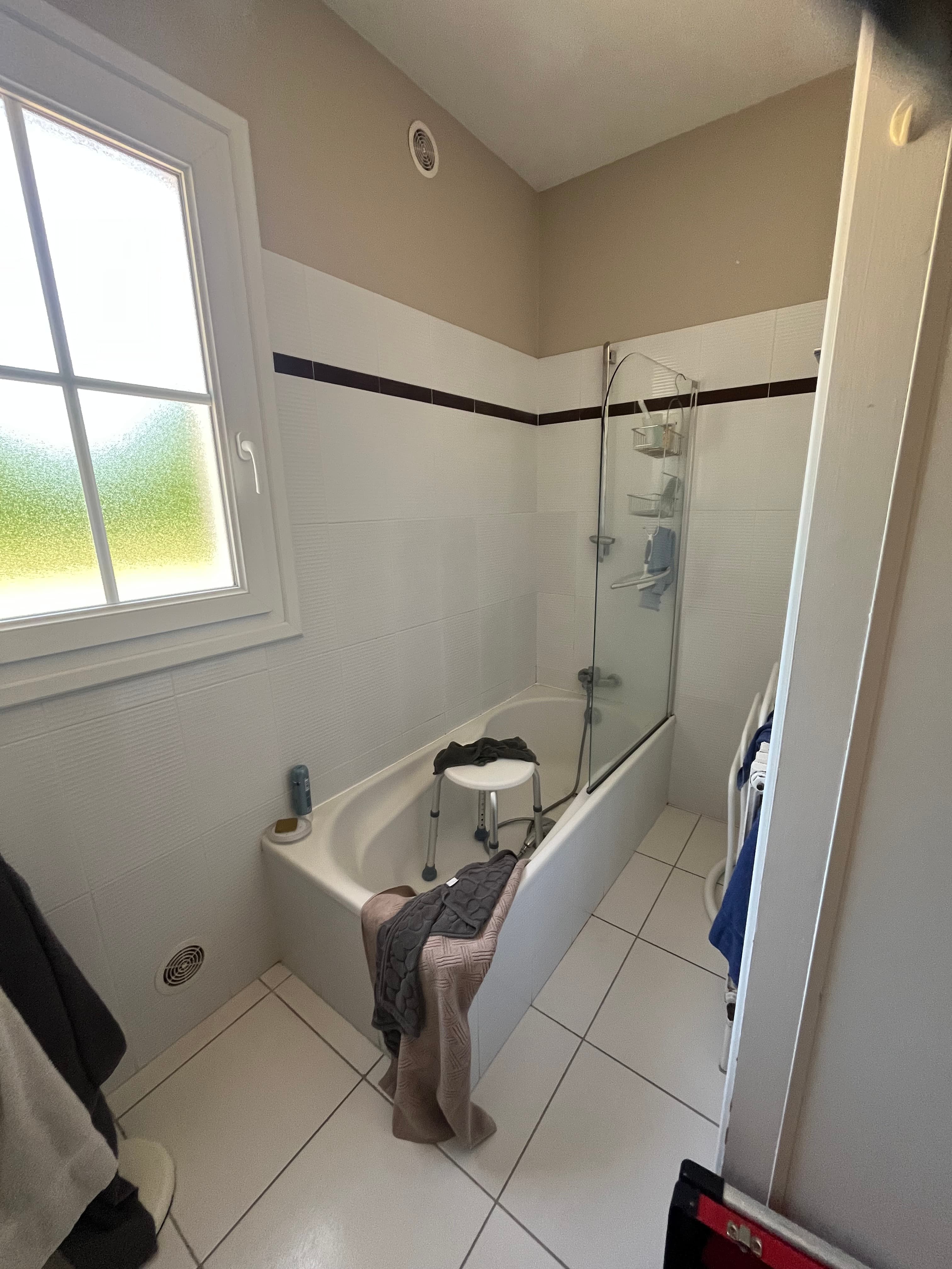 Avant travaux, ancienne salle de bain avec baignoire : réalisation 8, Douche sécurisée senior sur mesure