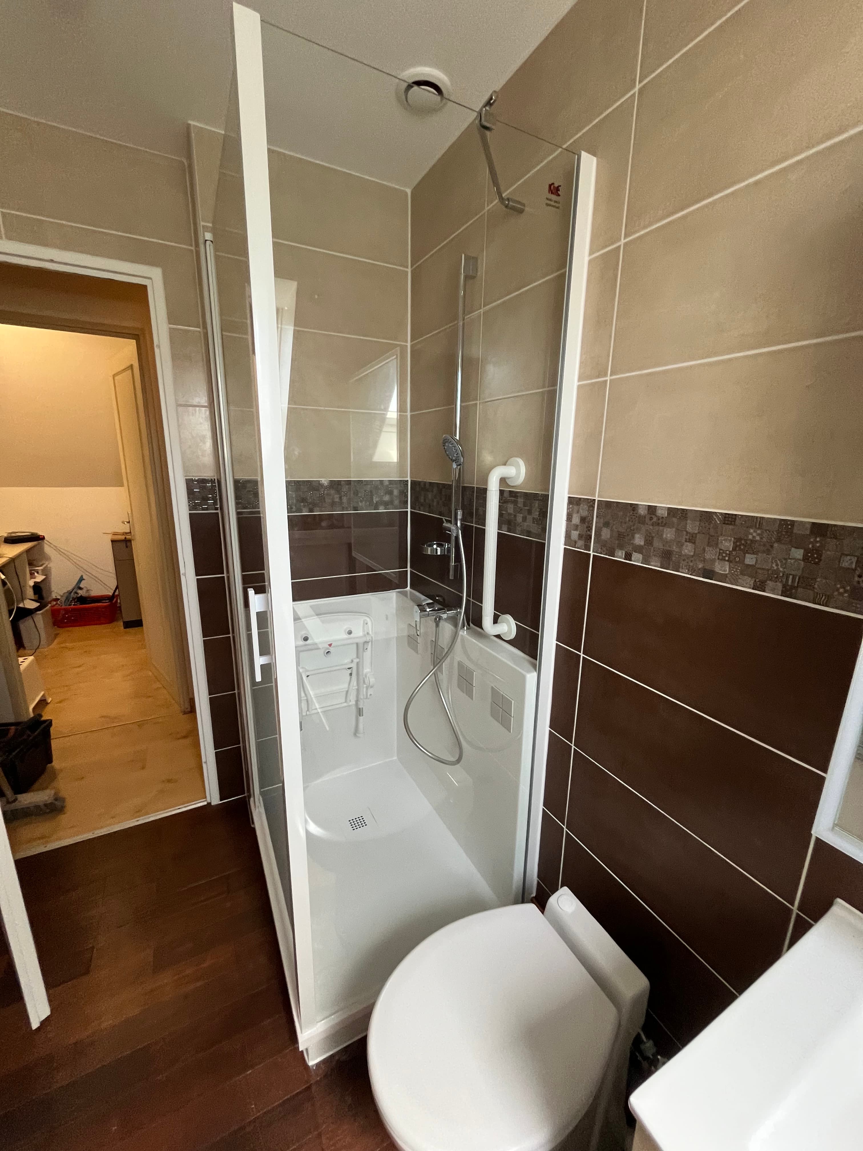 Après travaux, douche sécurisée de plain-pied : réalisation 9, Douche sécurisée senior sur mesure