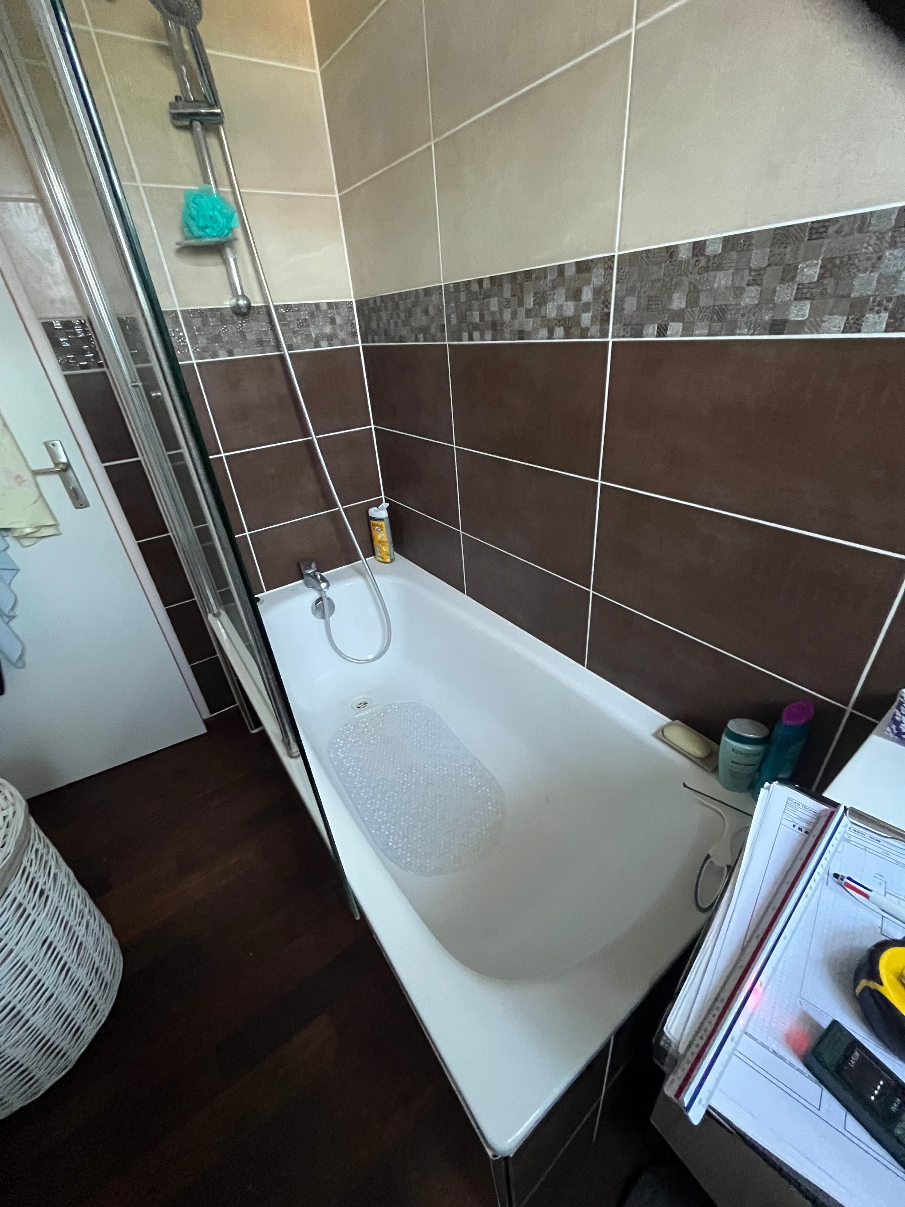 Avant travaux, ancienne salle de bain avec baignoire : réalisation 9, Douche sécurisée senior sur mesure
