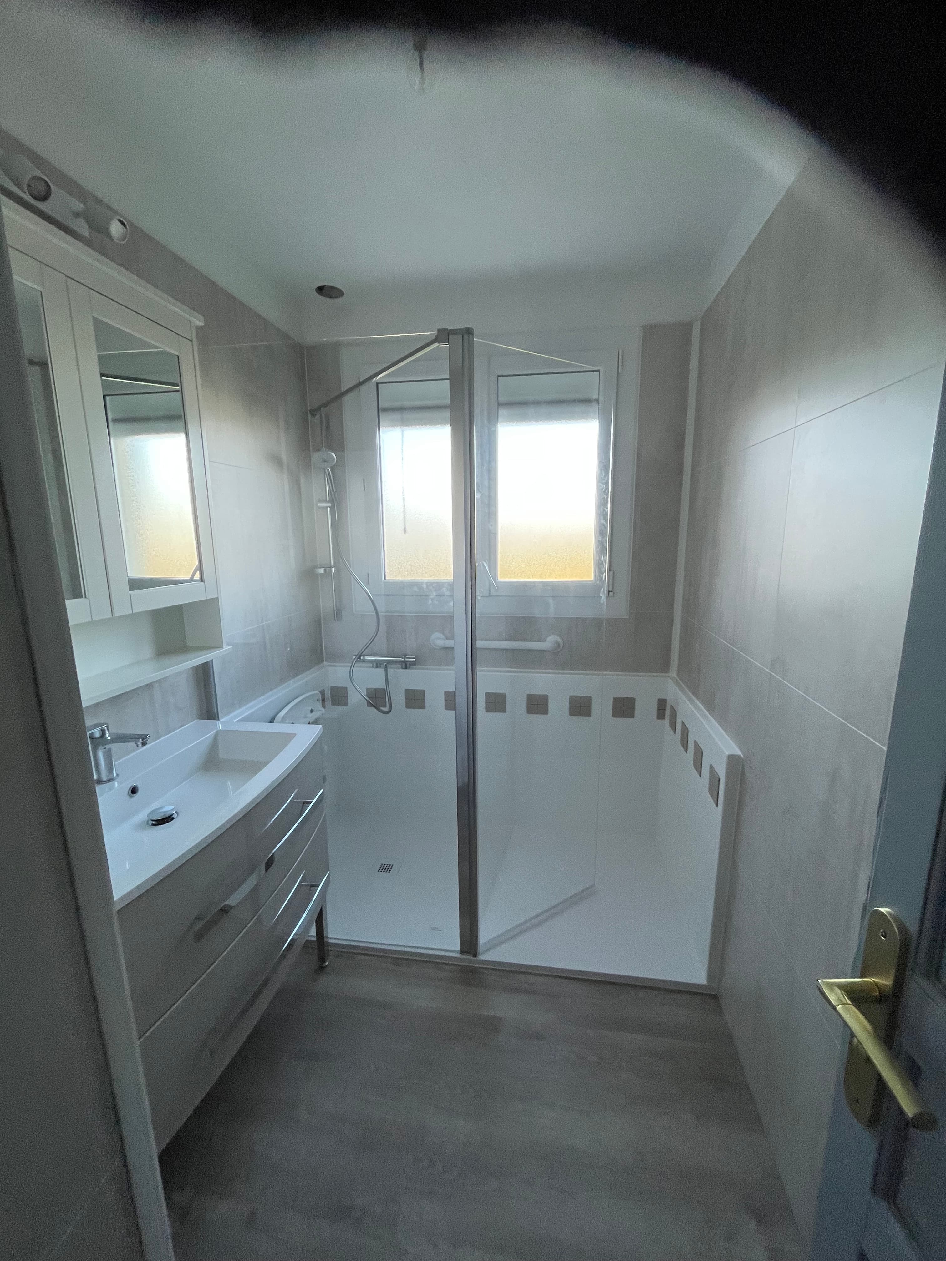 Après travaux, douche sécurisée de plain-pied : réalisation 10, Douche sécurisée senior sur mesure