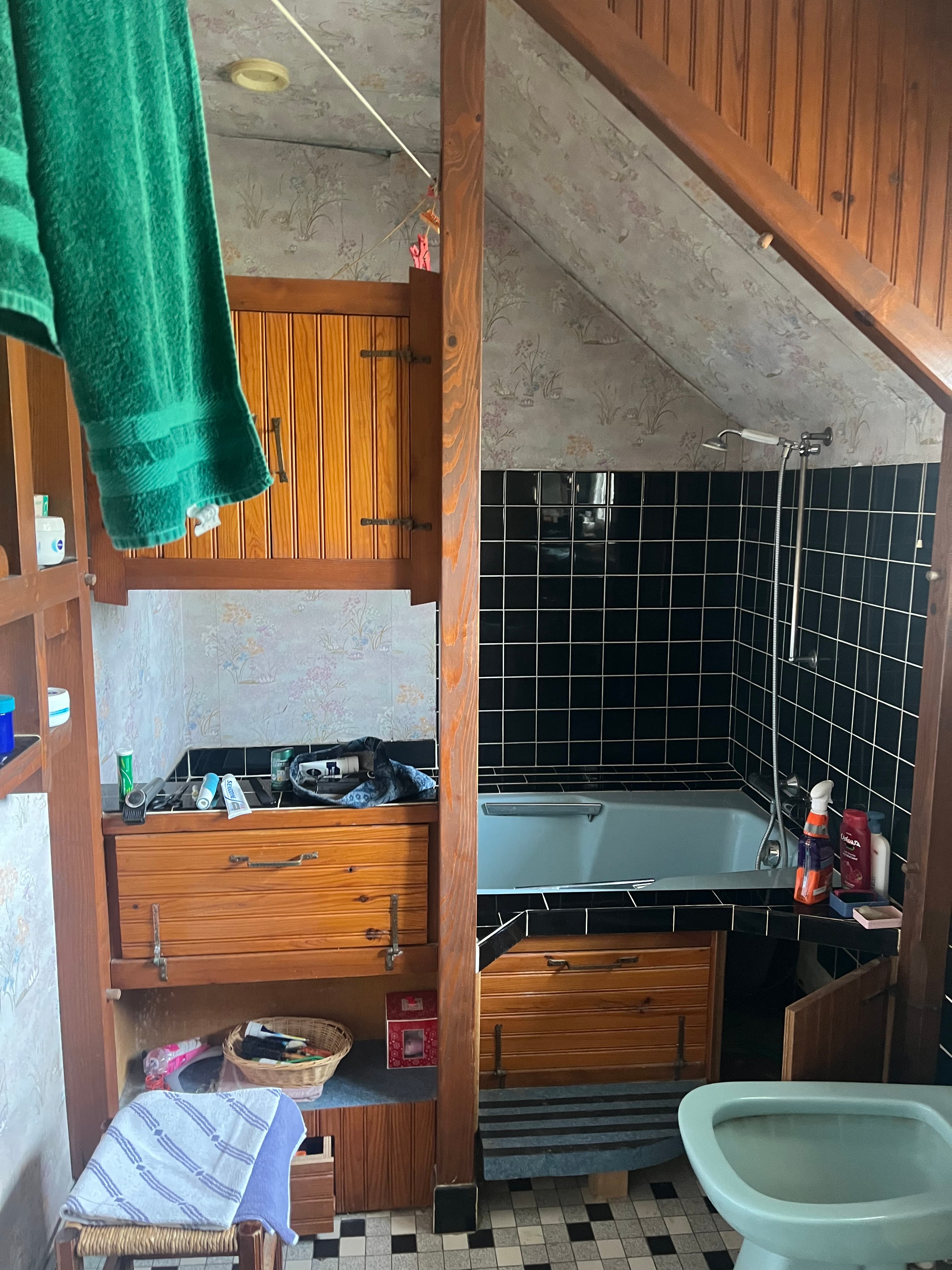 Avant travaux, ancienne salle de bain avec baignoire : réalisation 11, Douche sécurisée senior sur mesure