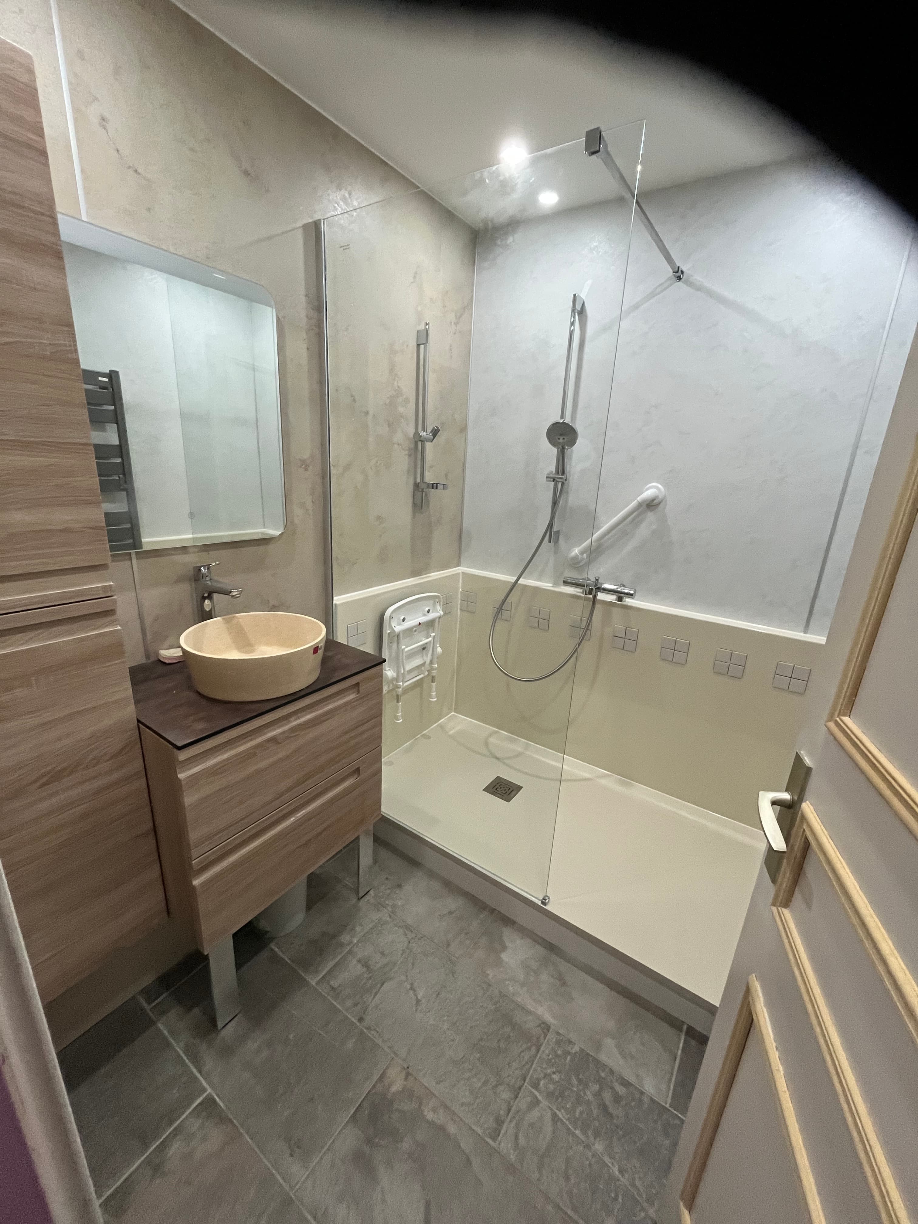Salle de bain adaptée par Douche Senior France : douche de plain-pied, siège et barre d'appui