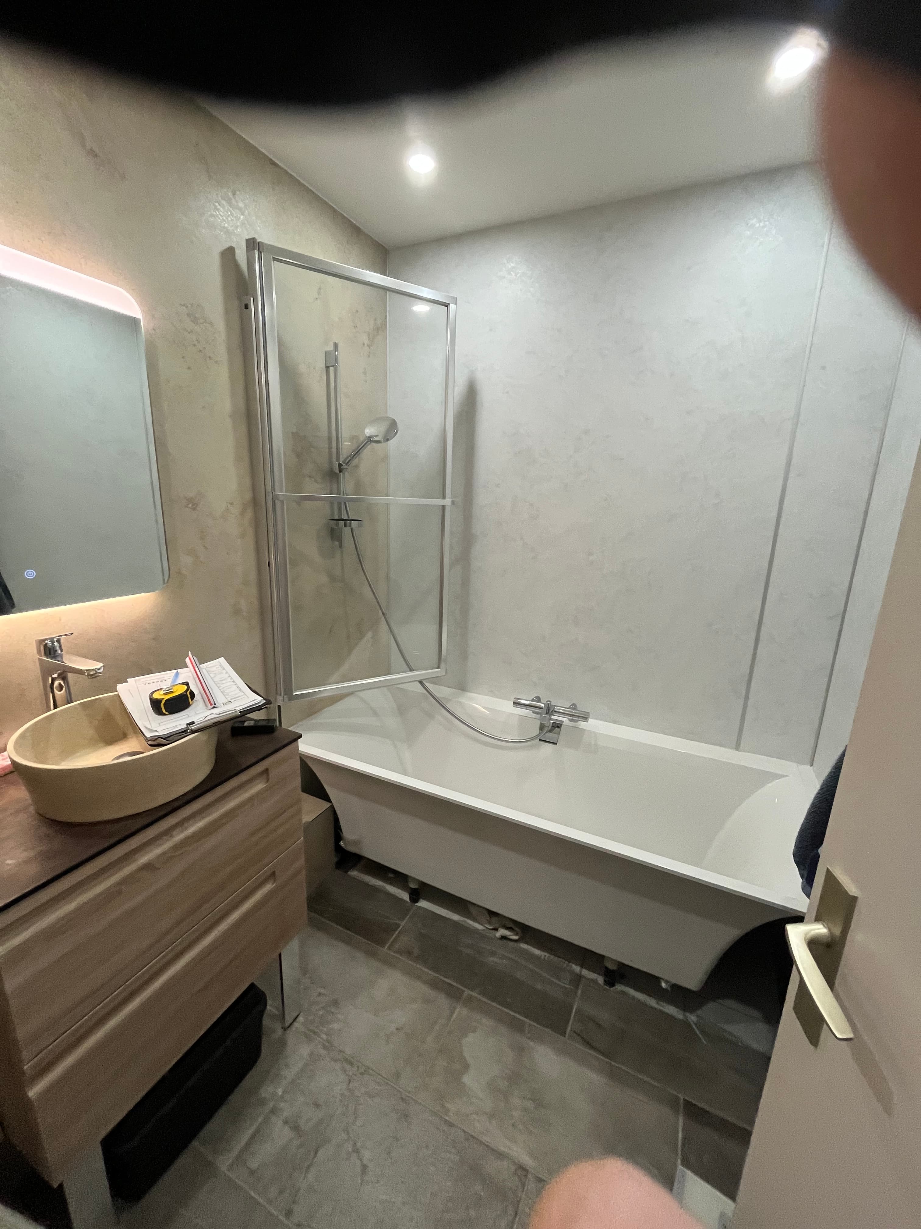 Avant travaux, ancienne salle de bain avec baignoire : réalisation 13, Douche sécurisée senior sur mesure