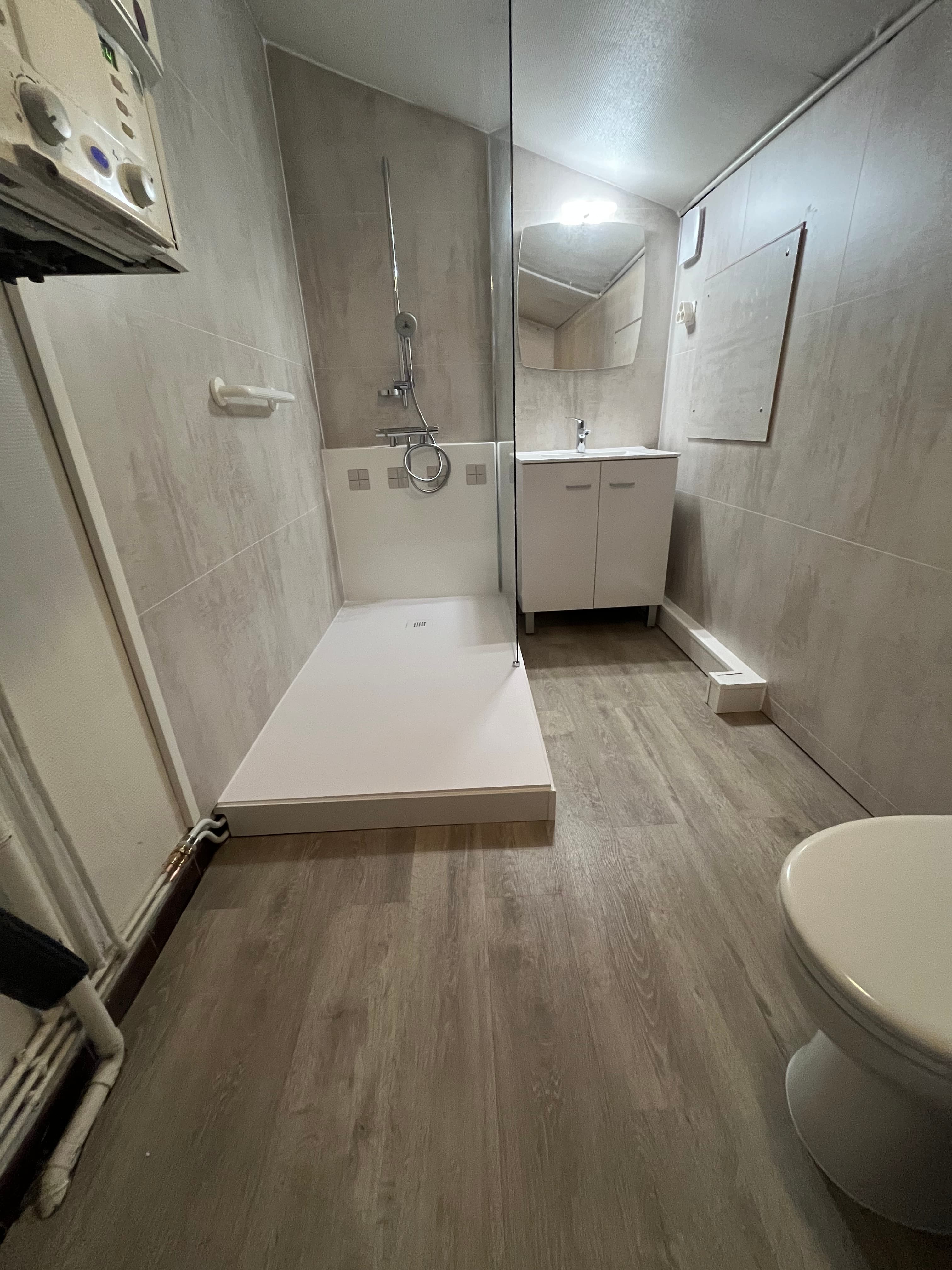 Après travaux, douche sécurisée de plain-pied : réalisation 1, Douche installée en 1 journée