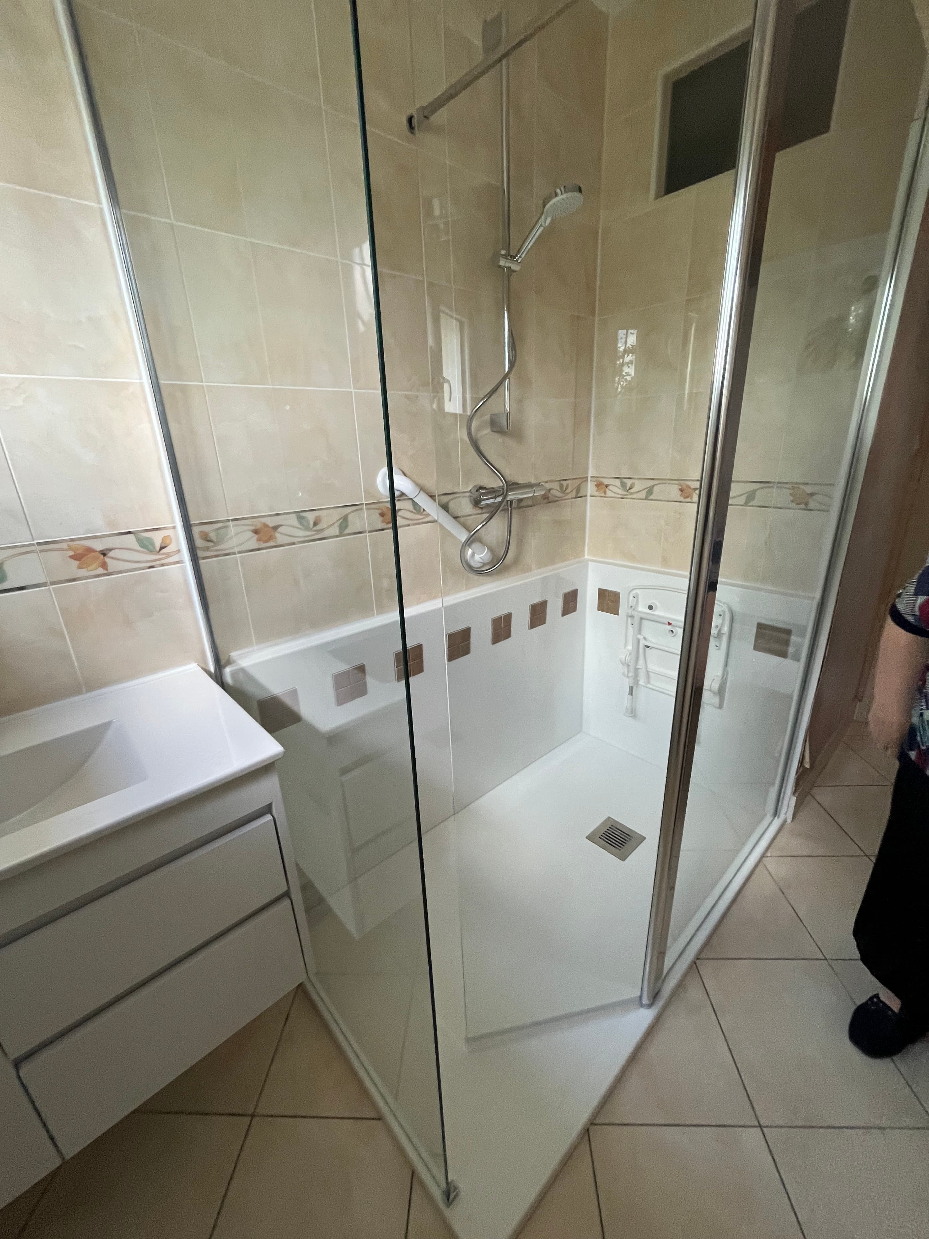 Après travaux, douche sécurisée de plain-pied : réalisation 5, Douche installée en 1 journée